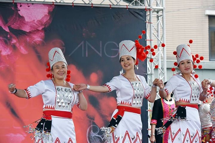 「2017龍岡米干節」以「水花火舞」為主題，本週末4月15、16日潑水節祈福灑淨，下週末的4月22、23日的壓軸則是火花迎舞—雲南火把節。 圖：翻攝自龍岡米干節臉書
