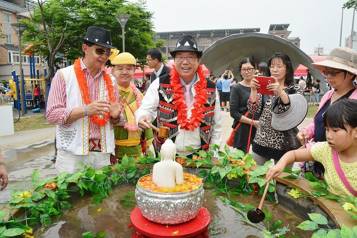 出席4月15日潑水節的桃園市長鄭文燦說，潑水節源於滇緬習俗，希望以虔誠的心，洗淨身上厄運並為新的一年祈福；去（105）年降雨較豐，以打水仗方式，讓民眾體驗潑水祈福的樂趣；今（106）年則因水情較為吃緊，改請高僧為市民灑淨祈福。 圖：翻攝自龍岡米干節臉書