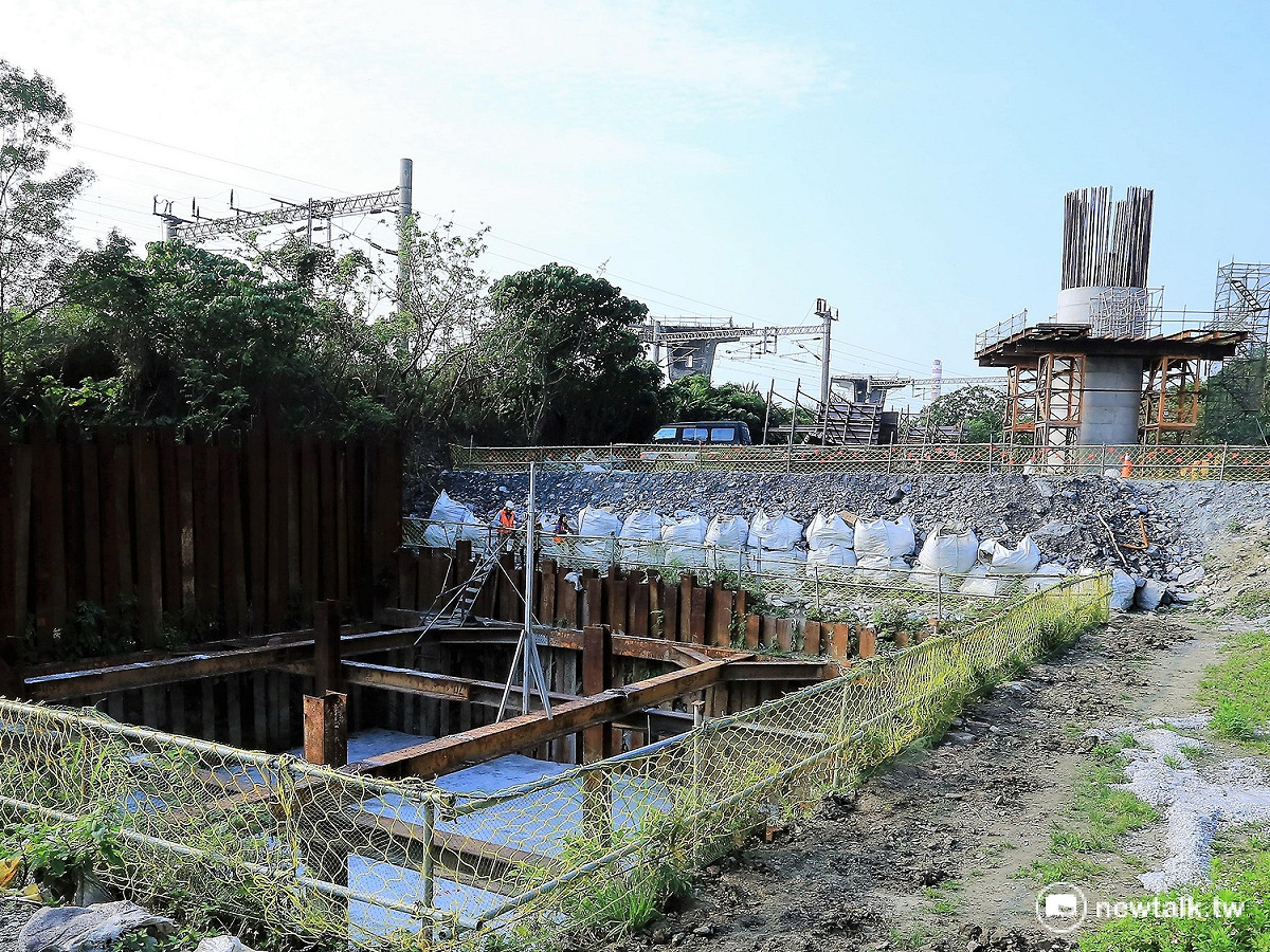 由於工程和遺址現場保留相衝突，期間協商如何取得共識，過程並未公開；但考古工作告一段落後，最近考古團隊已把遺址交給改善工程處，施工單位最近已在兩墩柱上灌漿施工，文物被取出，遺址重埋土中。 圖：邱顯明/攝