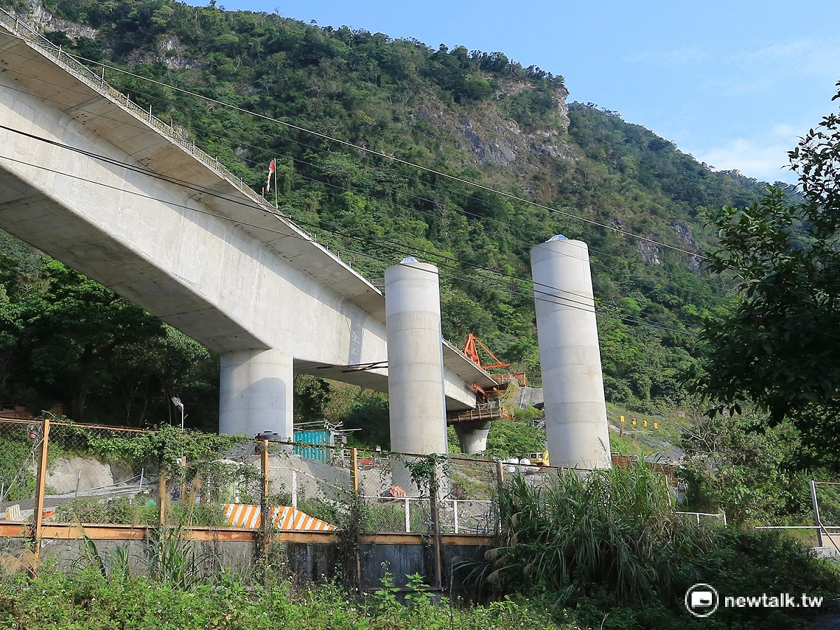蘇花改漢本遺址上北上的兩支高架橋墩，因遺址延宕一段時間。  圖：邱顯明/攝