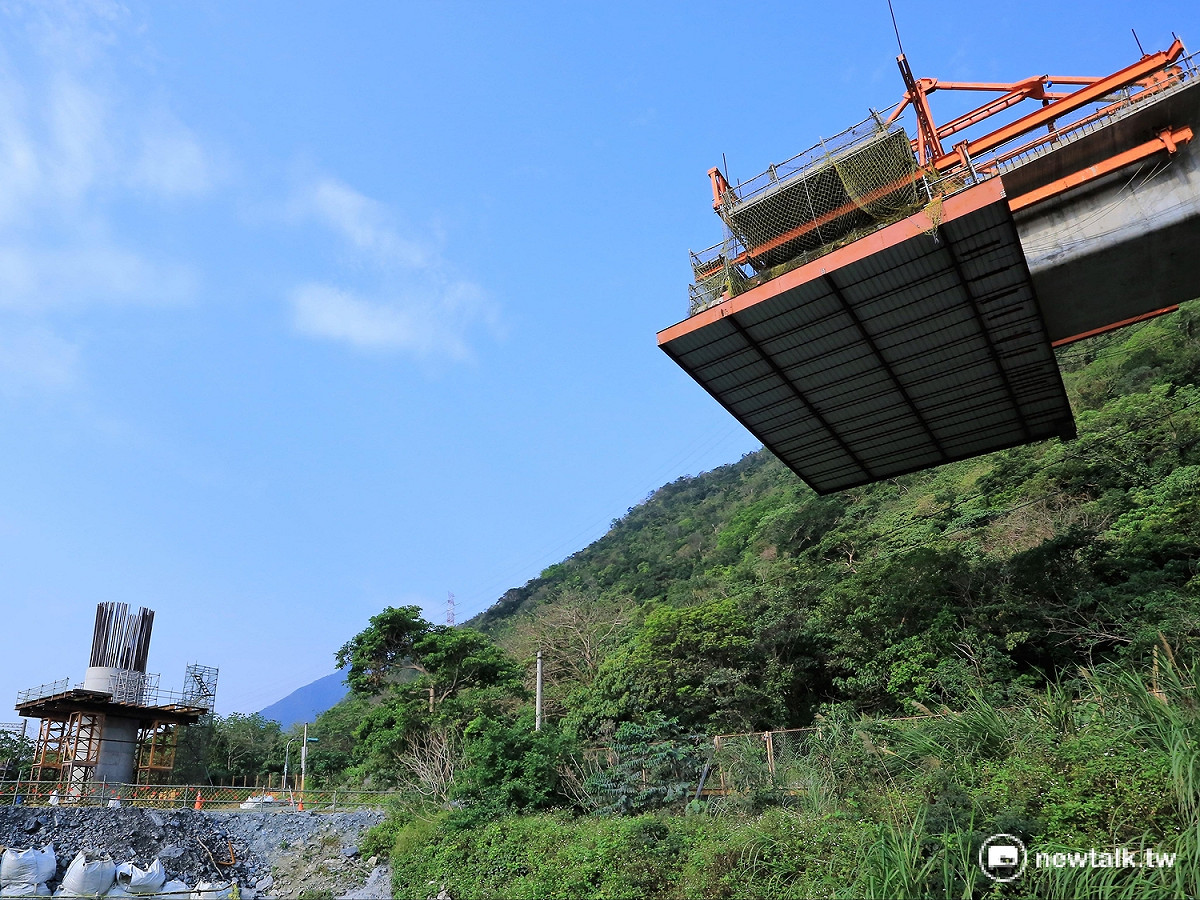 南下高架橋也因漢本遺址而停頓，如今也開始動起來＞ 圖：邱顯明/攝