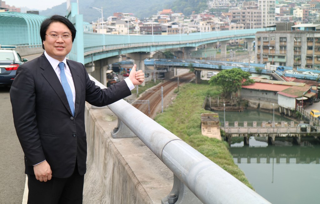 基隆市長林右昌今(16)天致詞時指出，港西高架橋通車後，將改善基隆市與中山區的交通瓶頸。 圖：基隆市政府提供