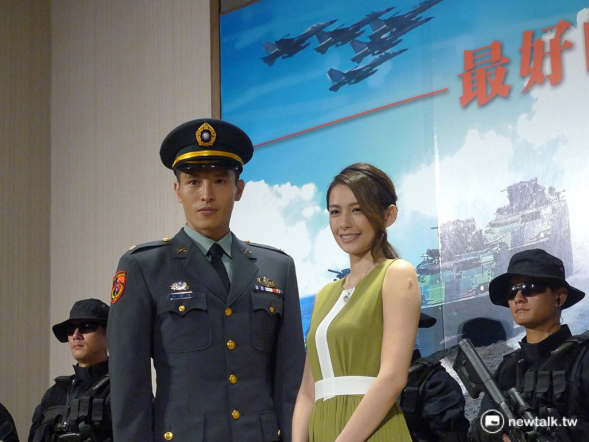 國防部公布《最好的選擇》演員，由凱渥男模陳禕倫（左）、《全民最大黨》袁艾菲（右）分別擔任男女主角。 圖：汪少凡／攝