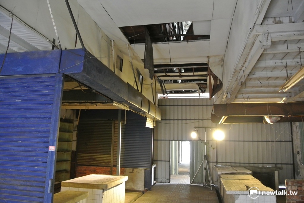 第四市場內部攤位架構未來會保留，成為漫畫家的工作室及作品展示區，不過，上方殘破不堪，109年時，才會以全新風貌與大家見面。 圖：唐復年/攝