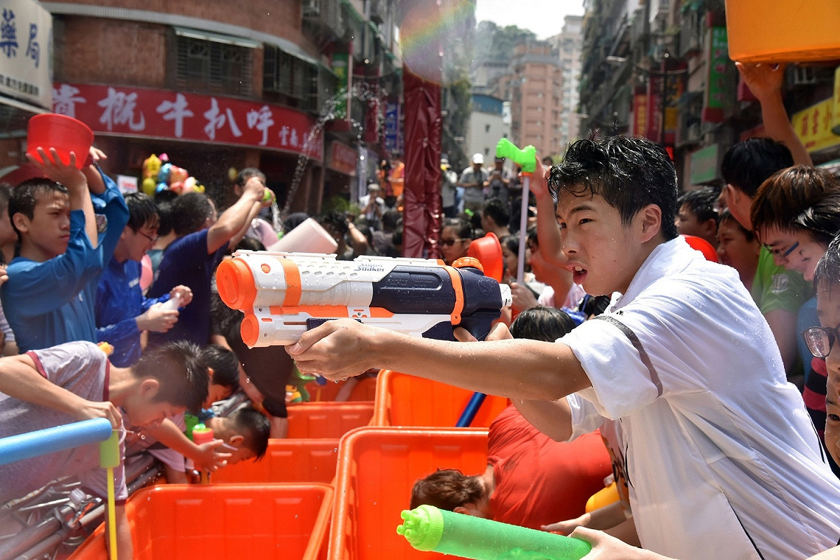 2017年潑水節以「幸福香氛．花現新北」為主題，因應水情吃緊，將噴水水柱改為香氛水霧，不僅節水還能讓大家潑得香噴噴。 圖:新北市政府/提供