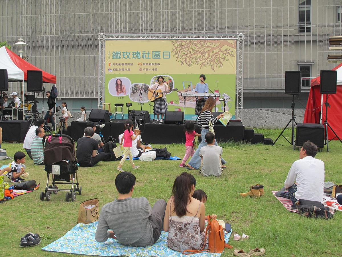 鐵玫瑰野餐趣，桃園市文化局藝設中心特別邀請「范安婷」、「柴郡貓」、「23號半」三組風格清新的創作音樂人以輕音樂陪伴民眾享受野餐。 圖:桃園市政府/提供