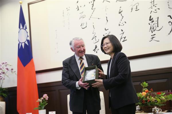 英國「台英國會小組」共同主席史蒂爾勳爵（Lord Steel of Aikwood）主動關心李明哲案件。 圖：總統府資料照片
