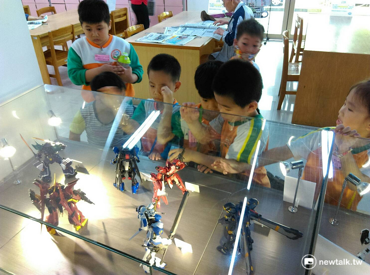 現場展出的鋼普拉模型，從初代至今已有將近五十個年頭，相關機體風格與設計也隨時代不斷演進。 圖：桃園市立圖書館提供