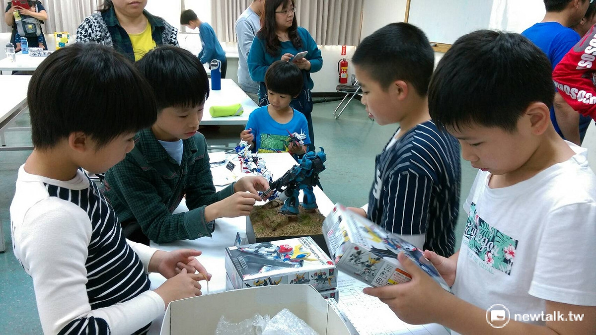 展覽內也有專人會進行鋼普拉的組裝教學。 圖：桃園市立圖書館提供