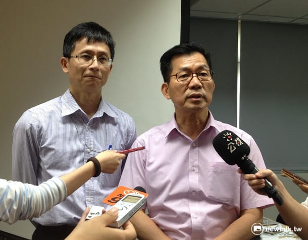 環保署長李應元(右)及副署長詹順貴在17日赴立院報告，表示預計在4月底提出環評法修法草案，計劃將礦權展延納入環評項目，國家風景區等旅館興建也要經過中央審查。 圖：新頭殼資料照片。