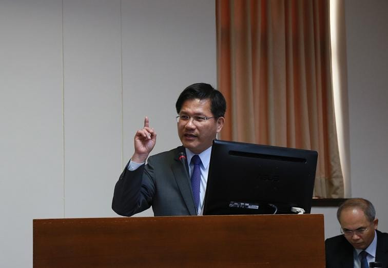 台中市長林佳龍今(24)天在市政會議中表示，軌道建設產生的社會效益非常長久，而基礎建設也不能只看財務計畫。 圖：台中市政府提供（資料照片）