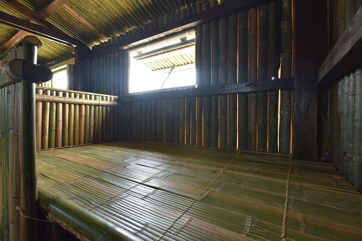 泰雅傳統家屋呈現了復興區泰雅族人的平地竹屋，竹屋除樑柱使用木材外，築壁蓋頂用劈成兩半的竹子，上下兩層相扣組成，是泰雅族文化的重要精髓。 圖:桃園市政府/提供