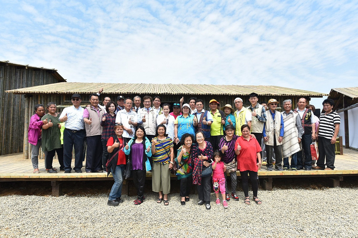 桃園市副市長游建華17日上午前往新屋區農業博覽會基地，出席「桃園農業博覽會『原民造屋專區』記者會」，今日包括泰雅族耆老林明福、市議員陳瑛、市府原民局長林日龍、農業局長郭承泉、新屋區長徐同治、桃園市副總族群領袖陳天來、林欽明均出席記者會。 圖:桃園市政府/提供