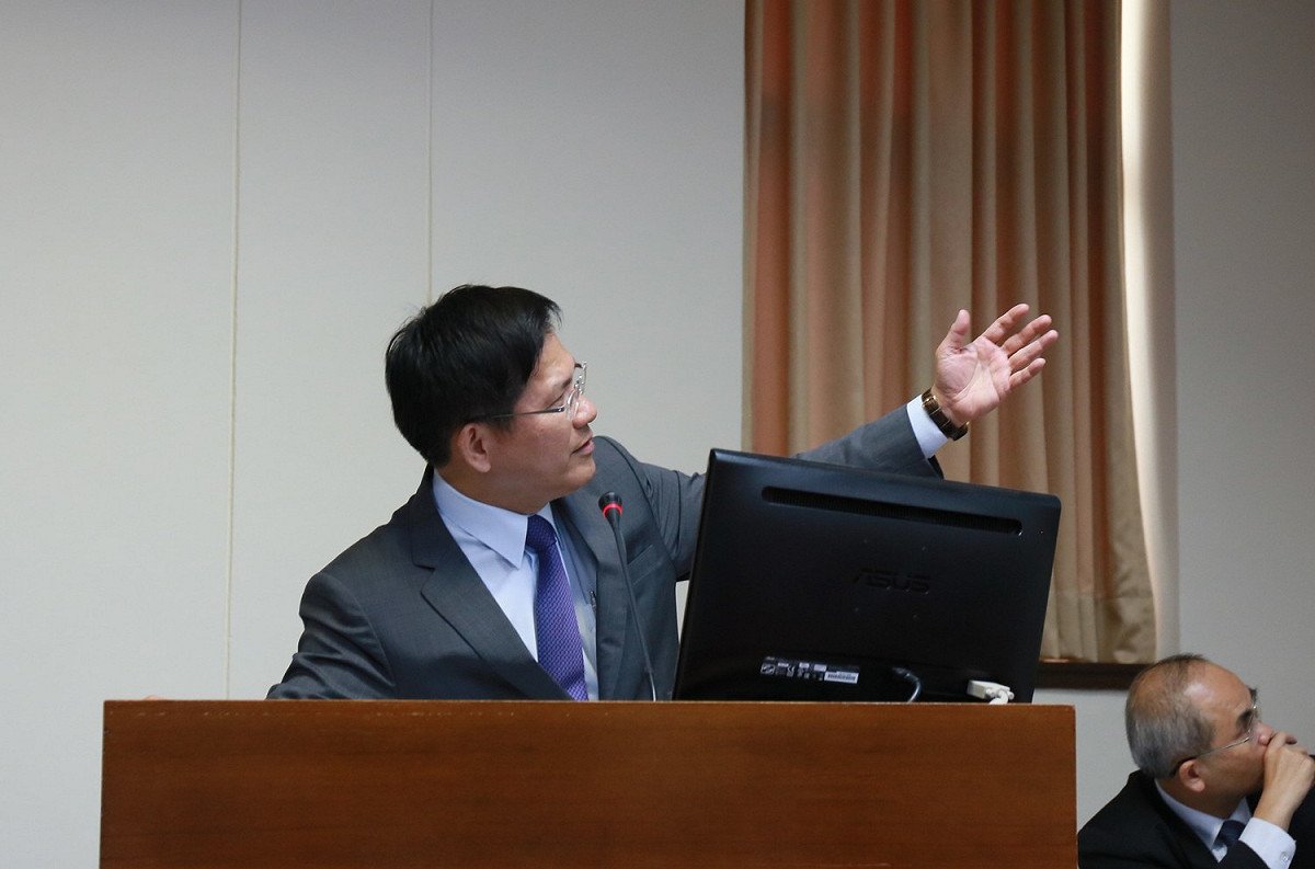 台中市長林佳龍今 (17) 日上午代表中部四縣市首長，到立法院出席前瞻基礎建設公聽會，他發言指出，過去台灣區域發展不均衡，缺乏交通正義，行政院應以區域均衡治理、國土整體發展、都市規劃等為考量，鞏固南中北三核心都市。 圖:台中市政府提供。