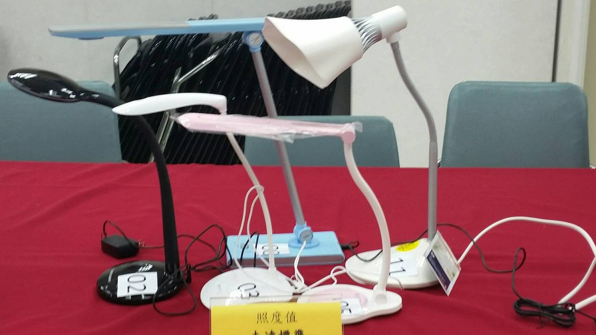 這次檢測的產品為以保護眼睛為主打的護眼檯燈，然而通過消基會檢測的卻僅有將近兩成的比例。 圖：消基會提供