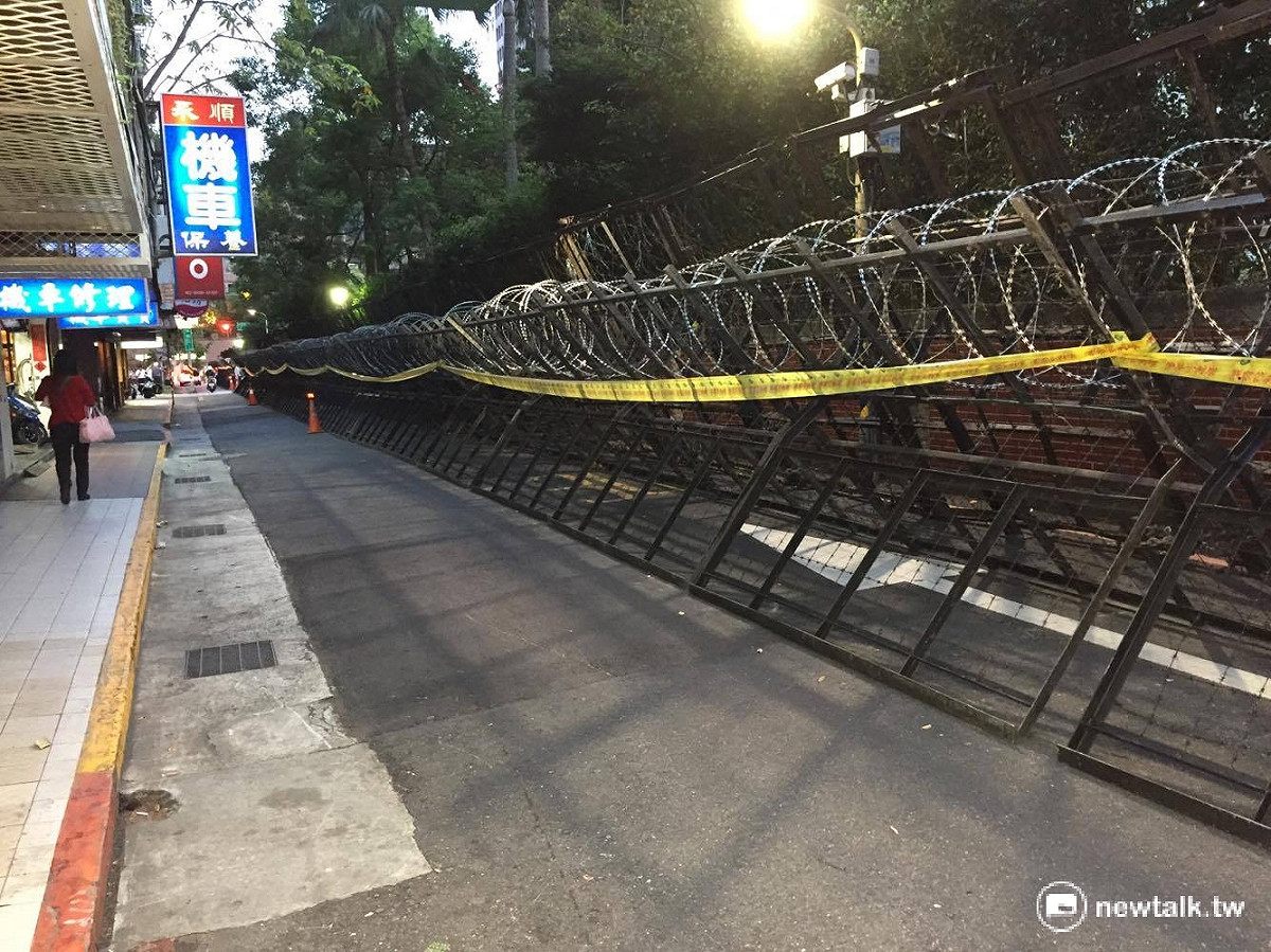 立法院外的鎮江街口，也架起長達近100公尺的蛇籠與拒馬。 圖：鄭佑漢/攝