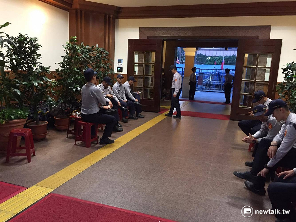 立法院正門口也有多位警察駐守。 圖：鄭佑漢/攝
