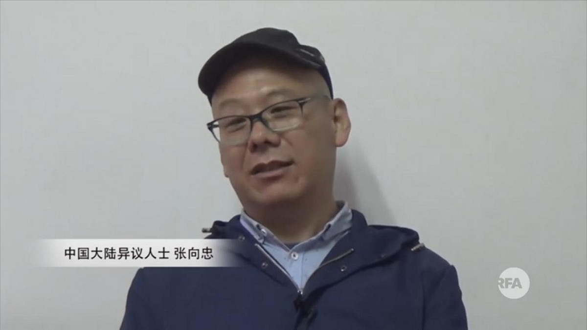 中國異議人士張向忠13日來台旅遊卻私下脫隊，對外宣稱欲尋求政治庇護。 圖：翻攝自RFA Youtube頻道。