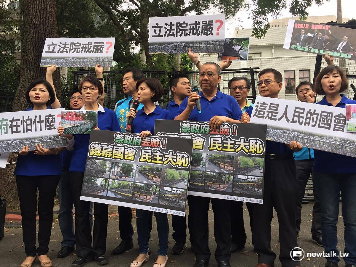 國民黨18日於立法院外的蛇籠拒馬中召開記者會抗議。 圖：鄭佑漢/攝