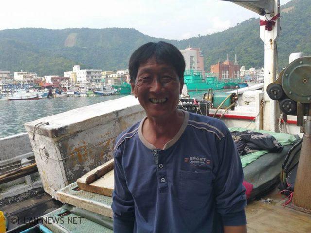 進豐28號漁船李建盛表示這是30年來，第一次搶到第一鮪的經驗，神情相當高興。 圖：翻攝自宜蘭新聞網