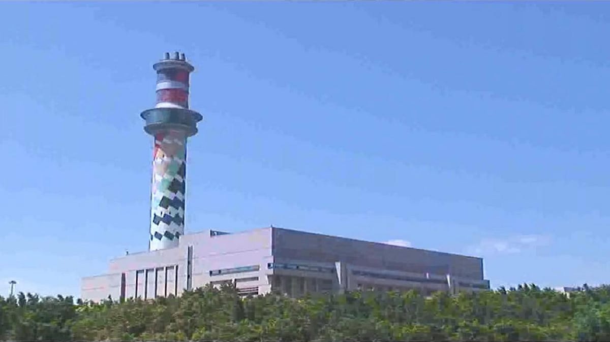 台北市議員質疑，北市施行垃圾減量多年才有多出的垃圾處理容量，台北市民應該享受成果，不該額外負擔外縣市的垃圾。圖為北投垃圾焚化爐。 圖：翻攝北投焚化爐Youtube。
