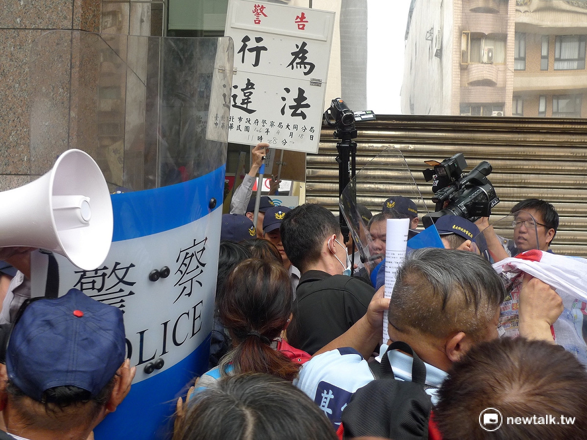 立益紡織女工與勞團在勞動部前與警方發生推擠衝突。 圖：汪少凡／攝
