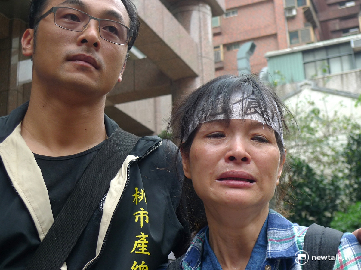 絕食女工看到勞動部拉下鐵門，激動落淚。 圖：汪少凡／攝