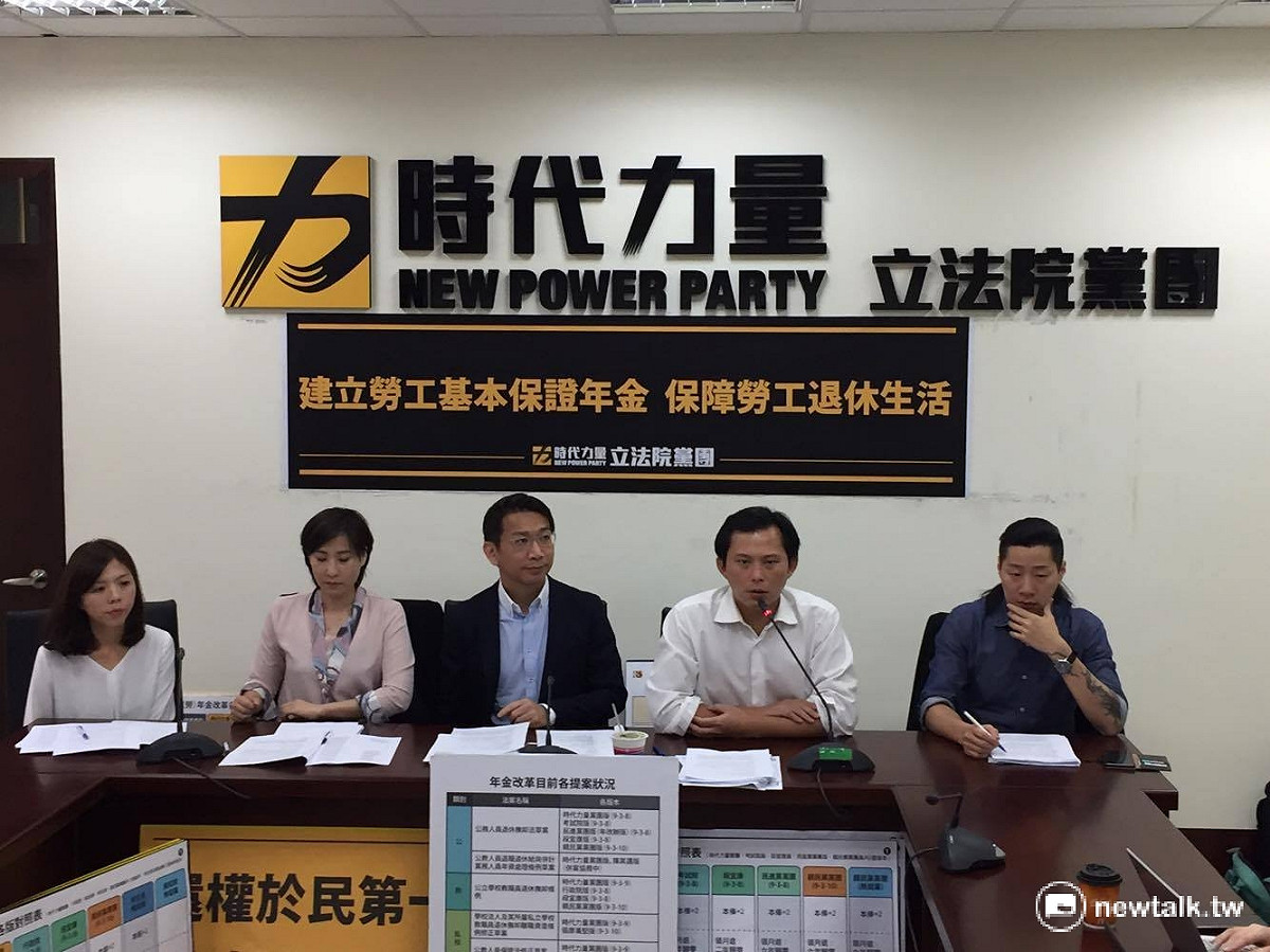 時代力量18日召開黨團記者會，公佈勞工保險年金改革草案版本。 圖：鄭佑漢/攝