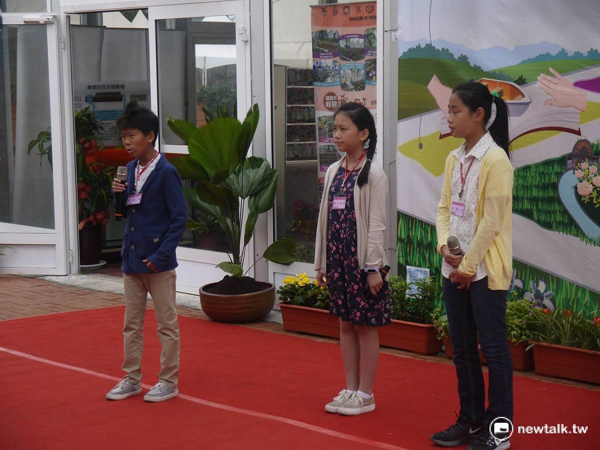三位國小同學正在介紹教育館五大展區。 圖：鍾孟軒/攝