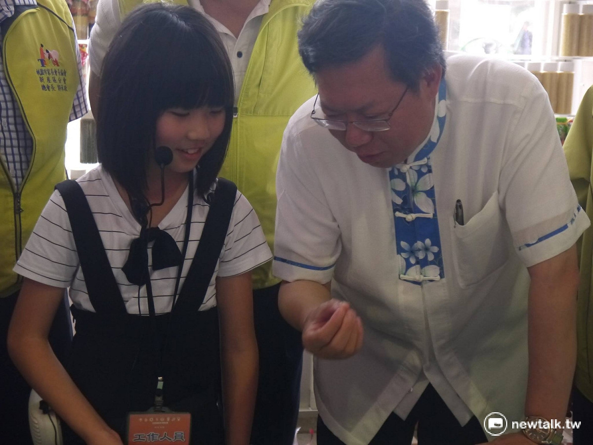 小小領隊正帶著鄭文燦導覽展區。 圖：鍾孟軒/攝