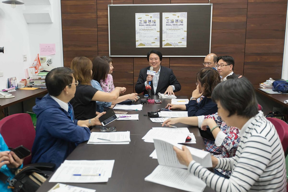 林右昌與策展人員開會。 圖:基隆市政府提供。