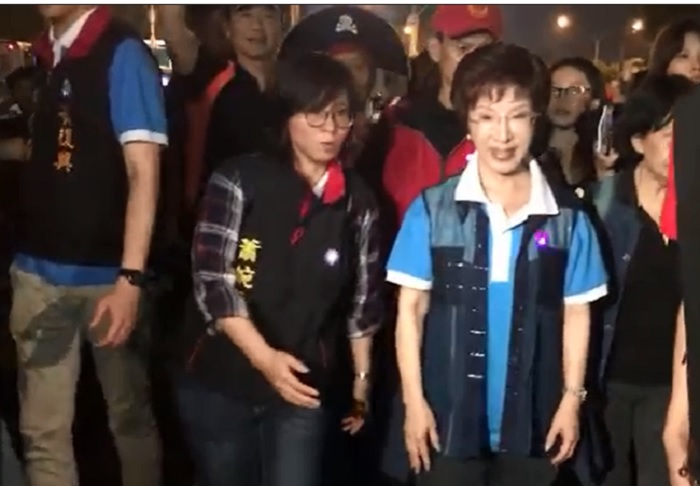 國民黨主席洪秀柱18日晚間到立法院外替「夜宿圍城」的軍公教人員打氣。 圖：翻攝中央社影片