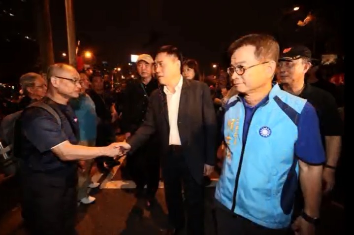 參選國民黨主席的前台北市長郝龍斌慰問現場的軍公教人員。 圖：翻攝中央社影片