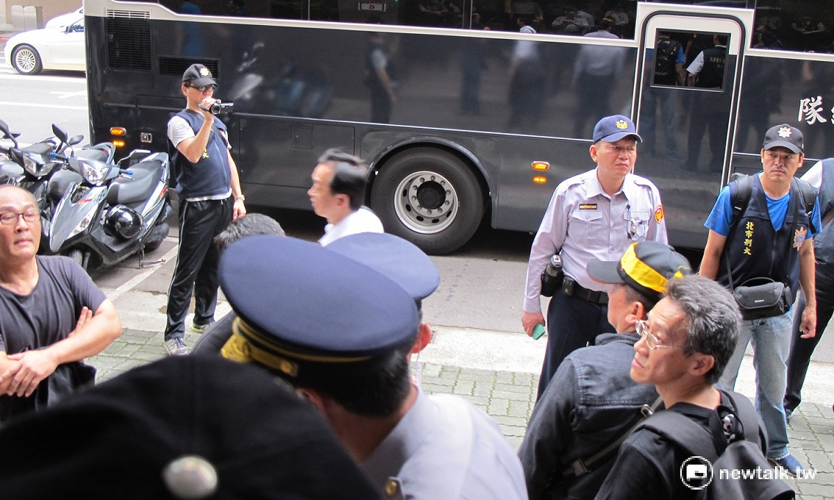 立法院進出口遭封鎖，連一旁的疾管局也被近百名群眾堵住入口。 圖：林朝億/攝