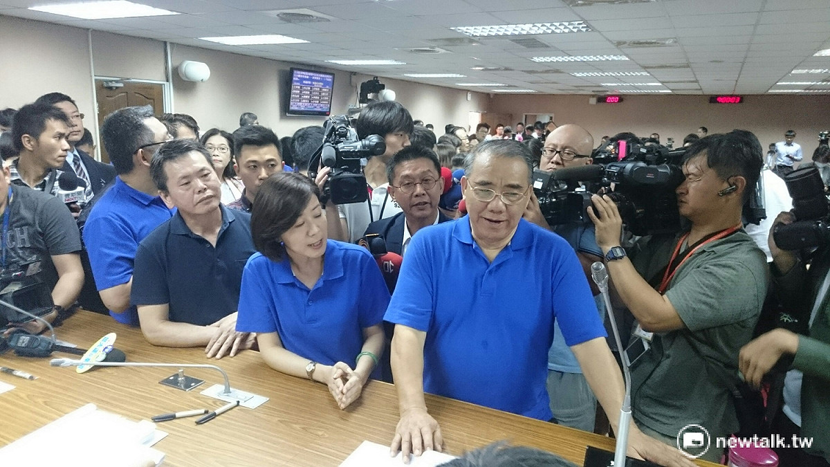 國民黨立委王育敏及廖國棟以程序發言杯葛司法及法制委員會議事，並要求先公聽再審查。 圖：林朝億/攝