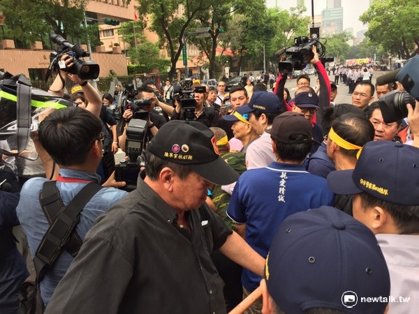 反年金改革團體與警方發生推擠。 圖：鄭佑漢/攝