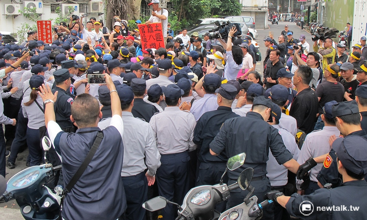 在優勢警力維持下，不少立委、立院職員都從中興會館旁小巷進入立法院；但也有些落單立委、官員受到辱罵或攻擊。 圖：新頭殼資料照片