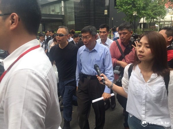 台北市長柯文哲邊走邊受訪。 圖：陳奕/攝