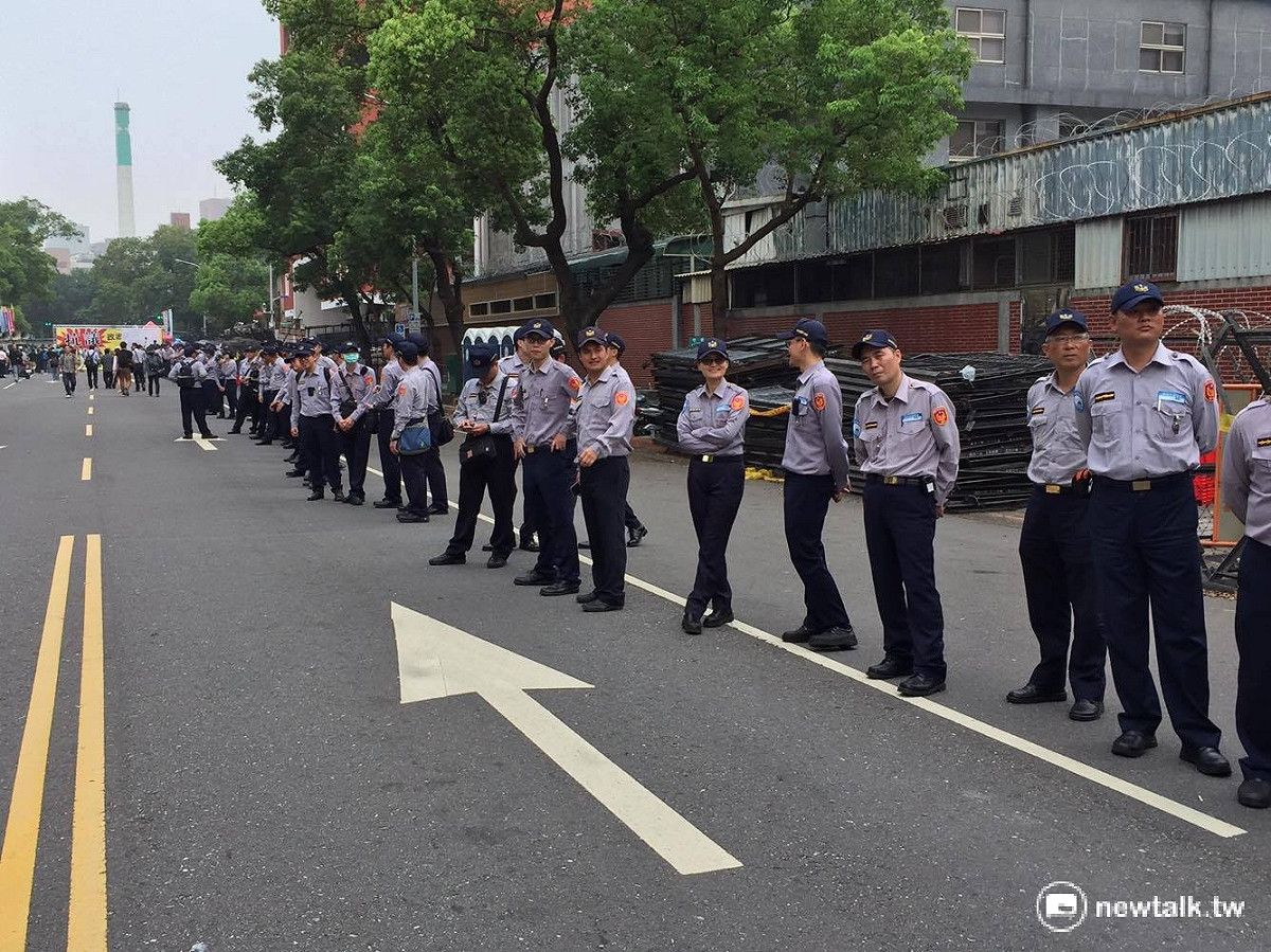 立法院19日審查年金改革法案，立法院周圍約2千名警力配置。 圖：鄭佑漢/攝