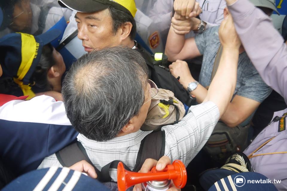 現場抗議民眾則大喊「縣長也是一樣，不要讓他進去！」執意將張花冠阻擋在外，最後由警方見狀介入，與抗議人牆推擠撥開。 鍾孟軒/攝