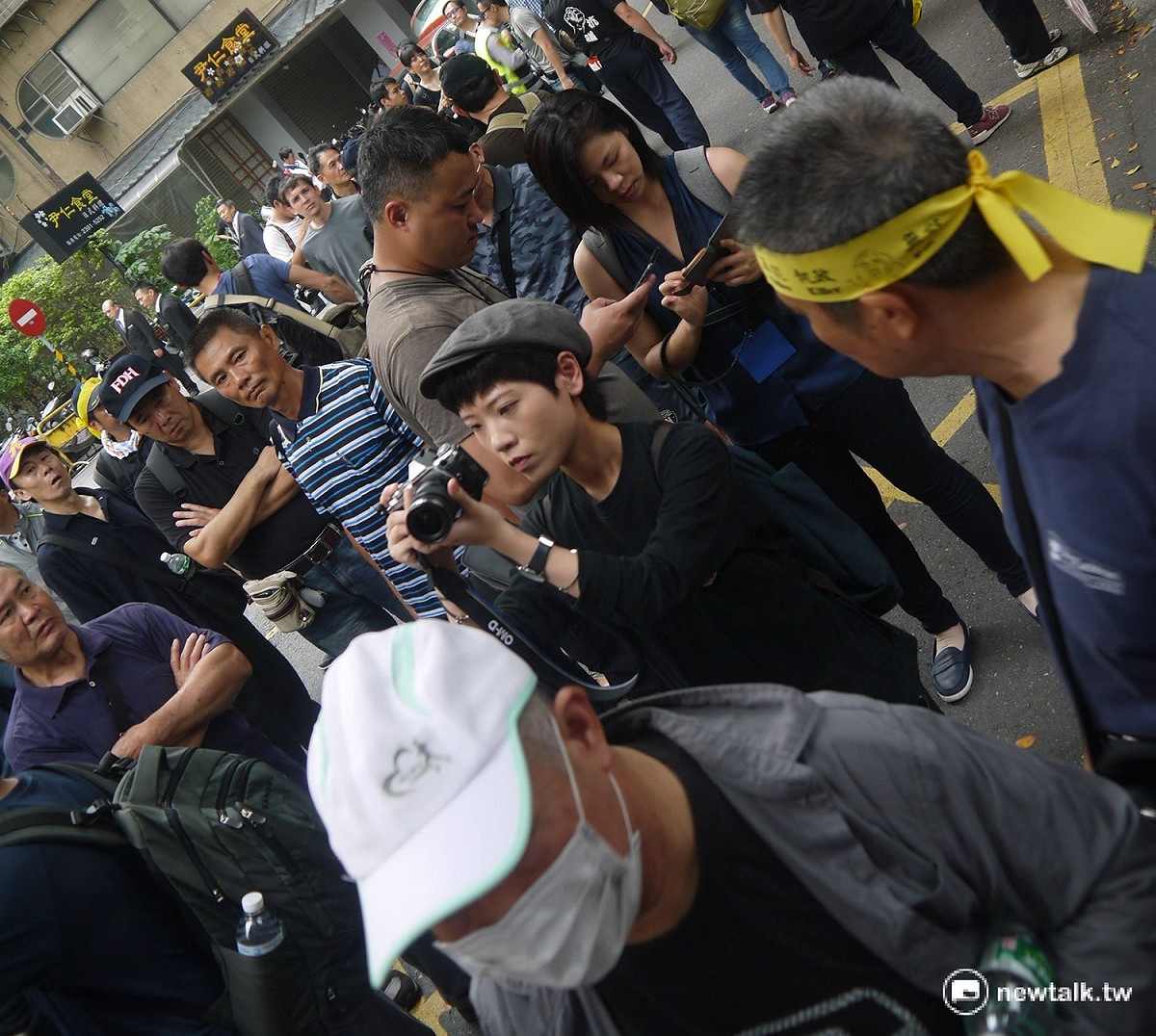 《上報》記者記錄現場狀況遭抗議民眾推擠。 圖：鍾孟軒/攝