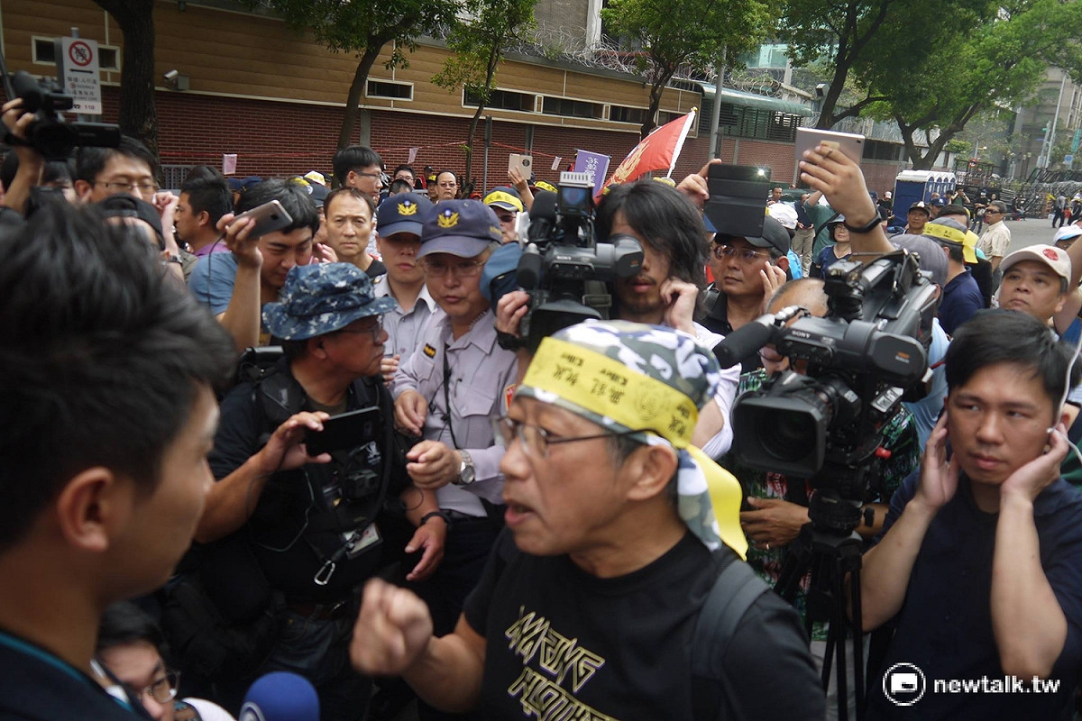 《民視》記者遭到包圍。 圖：鍾孟軒/攝