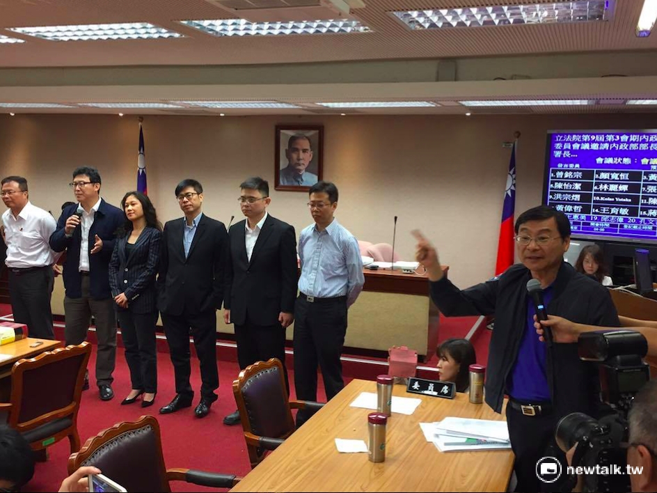 立法院19日審查年金改革相關法案，不過內政委員會召委曾銘宗不滿內政部長葉俊榮「沒請假」，一早宣佈休息後內政委員會持續空轉。
。 圖：鄭佑漢/攝