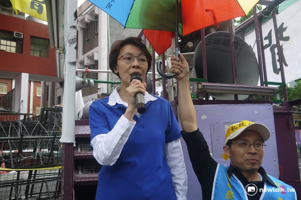 軍公教反對年金改革，包圍立法院已逾一個上午，午間國民黨立委黃昭順與林德福來到場外向軍公教團體致意，受到現場民眾熱烈歡迎。 鍾孟軒/攝