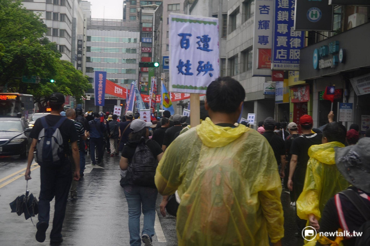 館前路上，抗議民眾舉起標語。 圖：鍾孟軒/攝