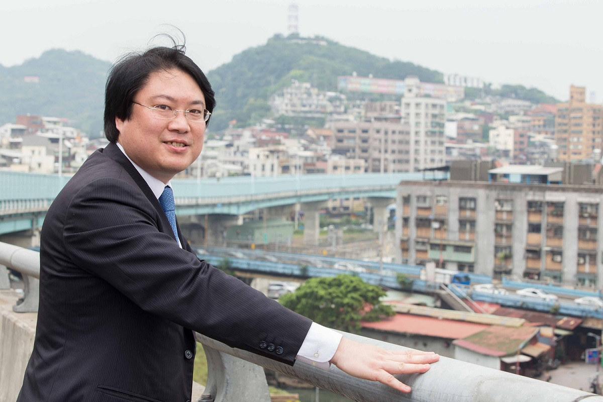 圖說:《周刊王》19日公布21位縣市首長施政滿意度調查，基隆市長林右昌獲得第10名，對此，林右昌表示，未來也會加倍努力，努力讓基隆再生。  圖:基隆市政府提供