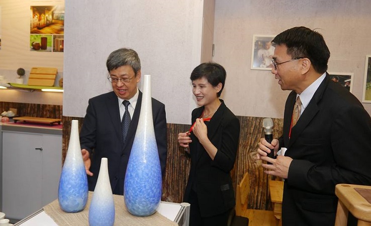 副總統陳建仁（左）、文化部長鄭麗君（中）19日出席「2017台灣國際文化創意產業博覽會」開幕典禮，文化局副局長唐連成（右）逐一介紹展區特色。 圖：文化部提供