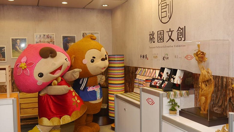 桃園市府祭出吉祥物ㄚ桃園哥炒熱展場氣氛。 圖：文化部提供