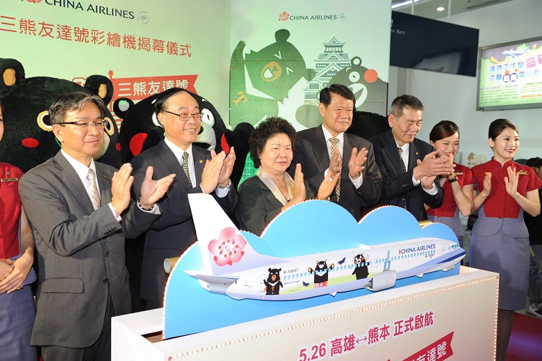 三熊首次合體彩繪在華航737-800客機機身上，5月26日首航，每周三班固定飛航高雄-熊本。 圖：高雄市政府提供