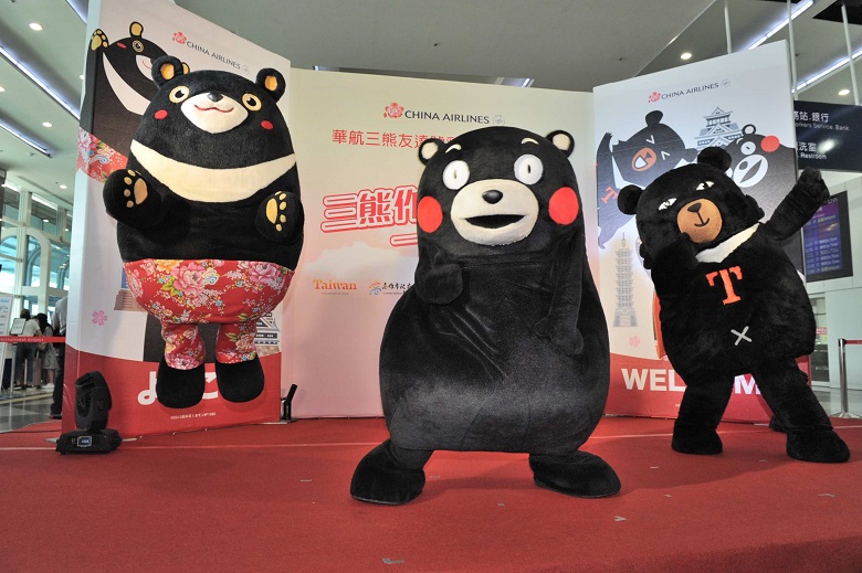 華航「三熊友達號彩繪機」由台灣喔熊(OhBear)、高雄熊(Hero)以及日本酷Ma萌(Kumamon)擔綱。 圖：高雄市政府提供